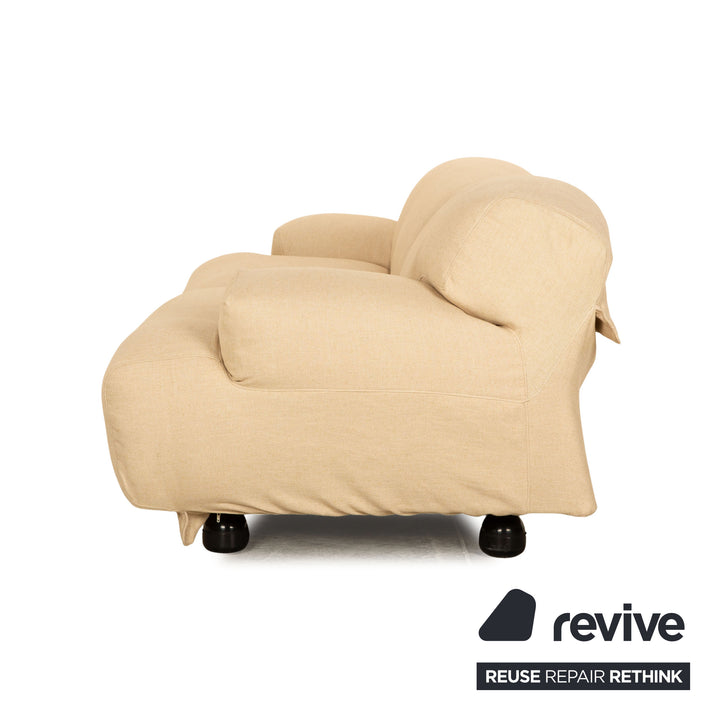 Canapé deux places en tissu crème Cassina Fiandra retapissé