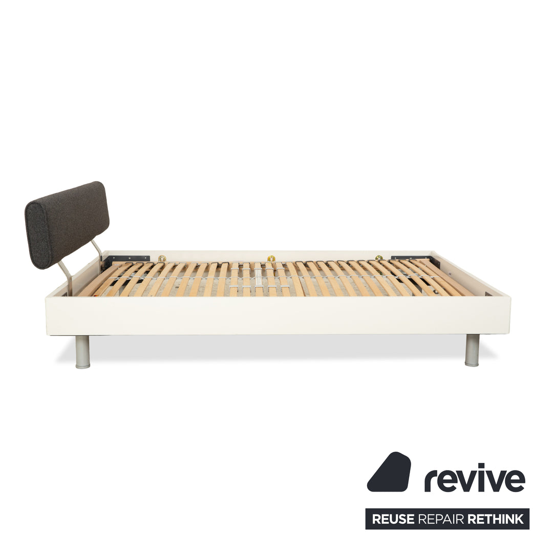 Lit en bois Ligne Roset, blanc/gris foncé, 140 x 200 cm