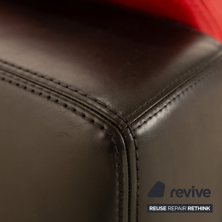 Canapé trois places en cuir noir Machalke avec coussin rouge