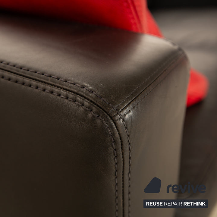 Canapé trois places en cuir Machalke noir avec coussin rouge trois places deux places