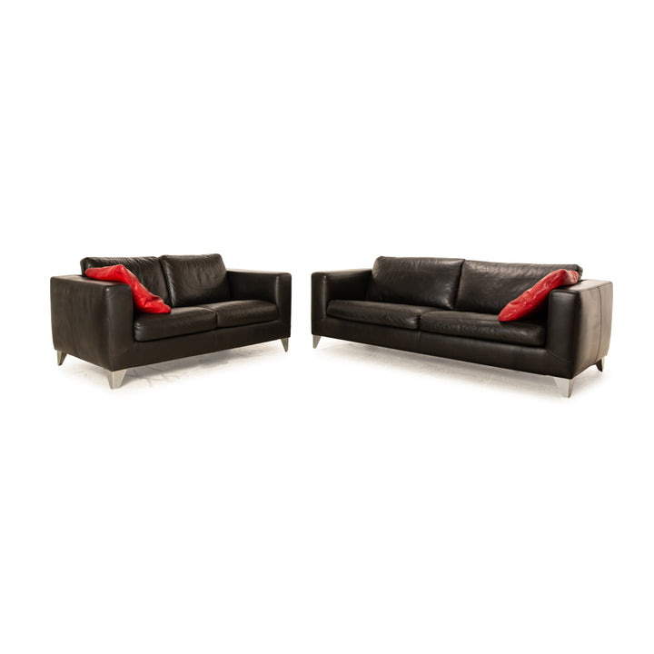 Canapé trois places en cuir Machalke noir avec coussin rouge trois places deux places
