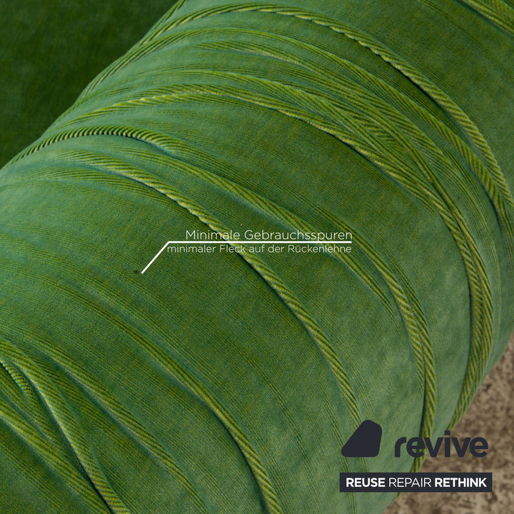 Article d'affichage de canapé vert à quatre places en tissu Bretz Nanami