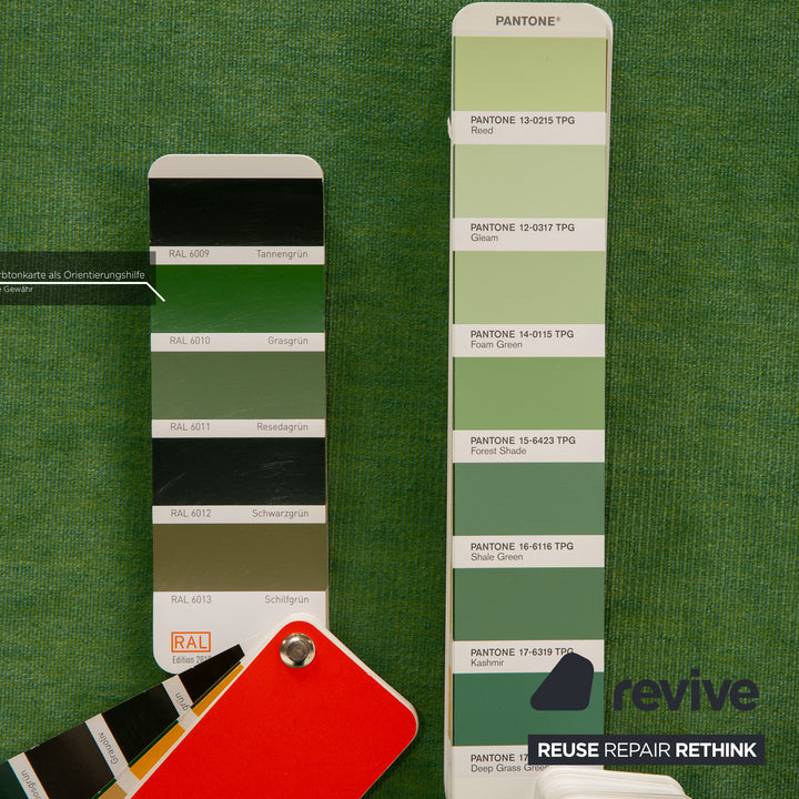 Article d'affichage de canapé vert à quatre places en tissu Bretz Nanami