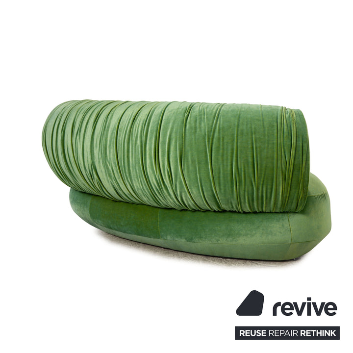 Article d'affichage de canapé vert à quatre places en tissu Bretz Nanami