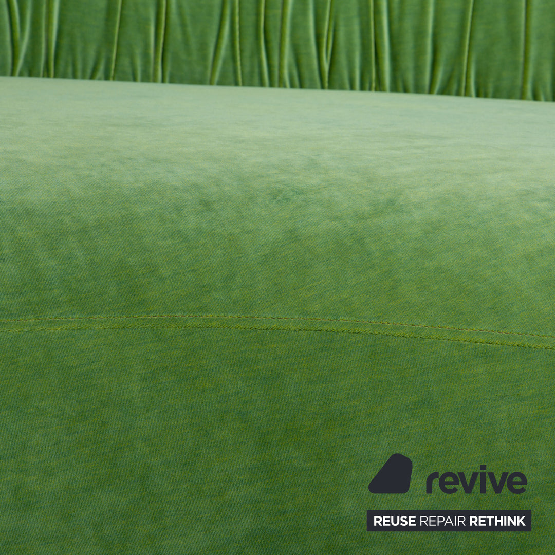 Article d'affichage de canapé vert à quatre places en tissu Bretz Nanami