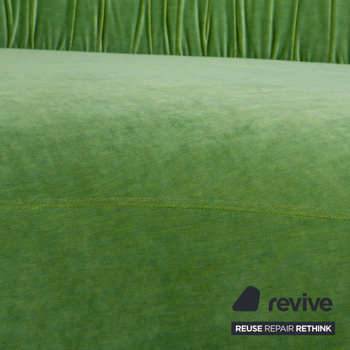 Article d'affichage de canapé vert à quatre places en tissu Bretz Nanami