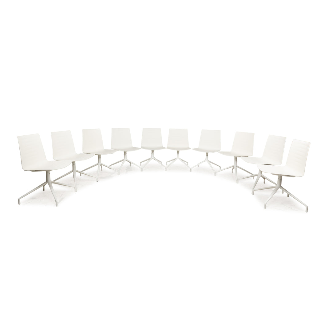 Ensemble de 10 chaises Andreu World en plastique blanc crème avec fonction manuelle