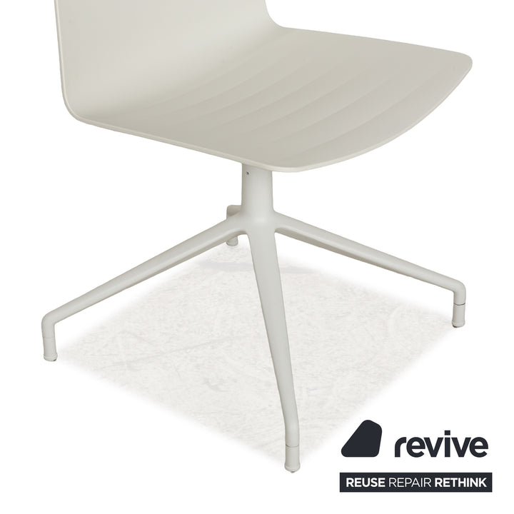 Ensemble de 10 chaises Andreu World en plastique blanc crème avec fonction manuelle