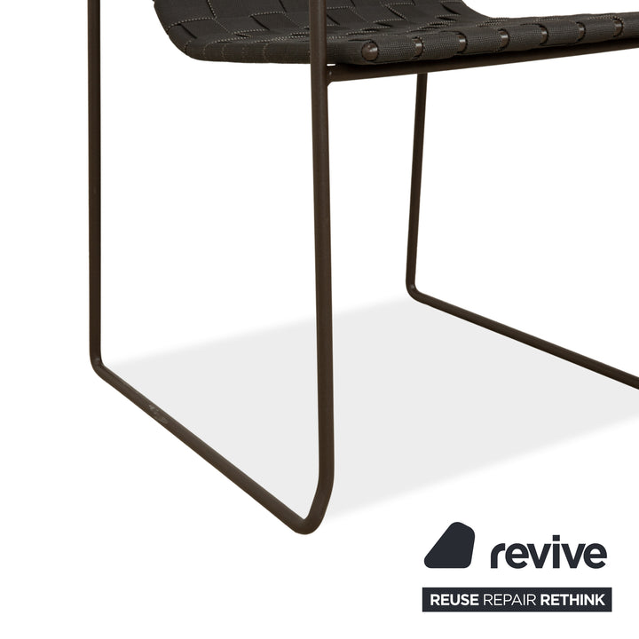 Ensemble de 4 chaises en métal Andreu World Trenza, brun anthracite, avec accoudoirs