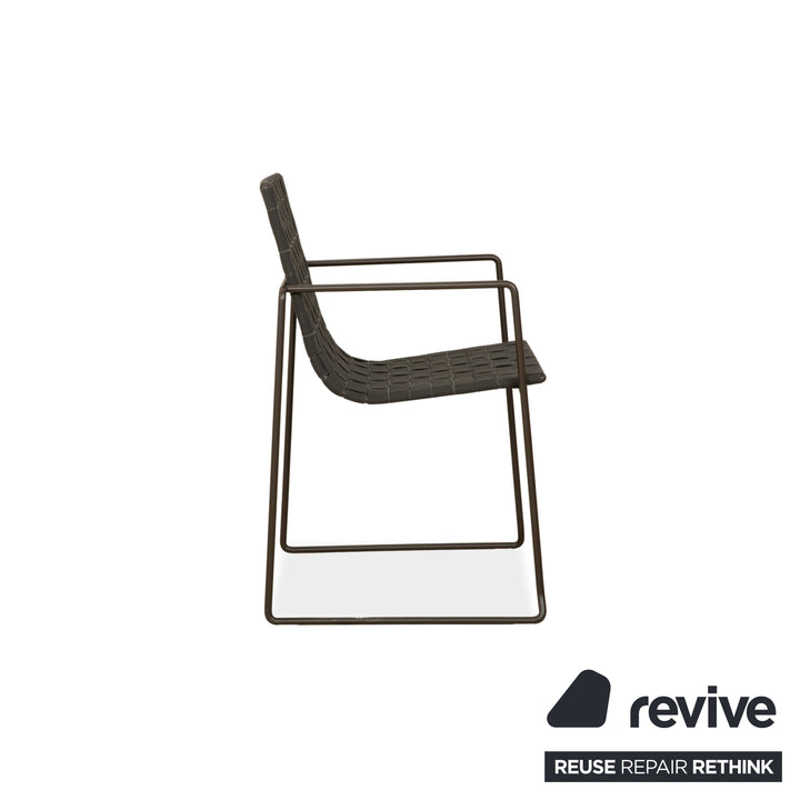 Ensemble de 4 chaises en métal Andreu World Trenza, brun anthracite, avec accoudoirs