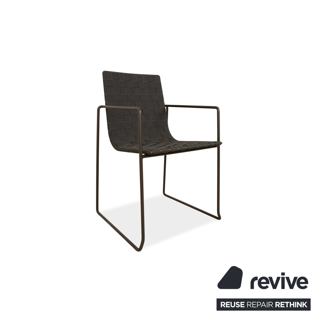 Ensemble de 4 chaises en métal Andreu World Trenza, brun anthracite, avec accoudoirs