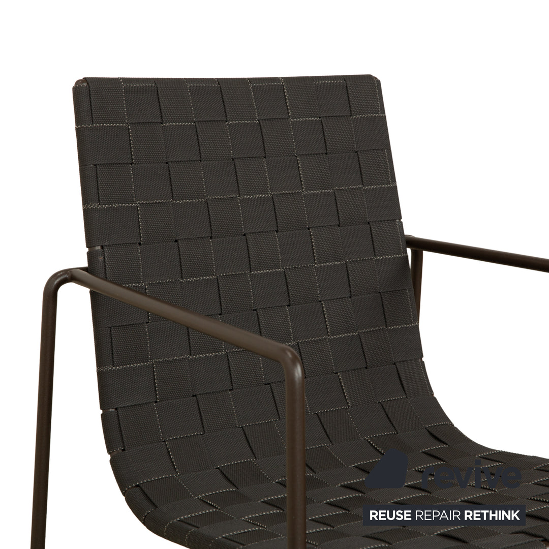 Ensemble de 4 chaises en métal Andreu World Trenza, brun anthracite, avec accoudoirs