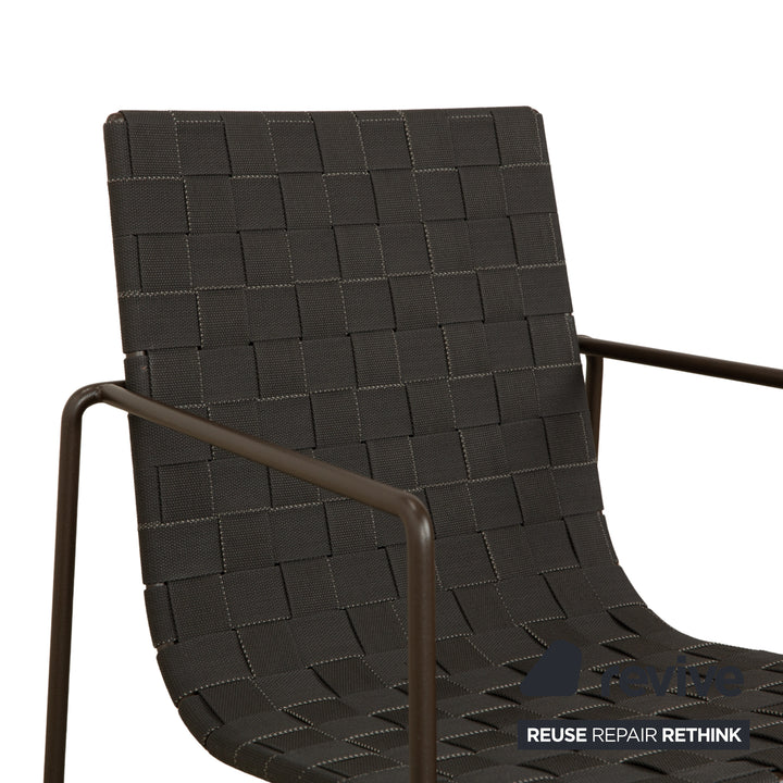 Ensemble de 4 chaises en métal Andreu World Trenza, brun anthracite, avec accoudoirs