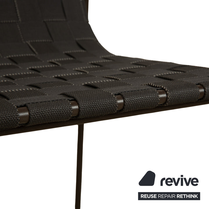 Ensemble de 4 chaises en métal Andreu World Trenza, brun anthracite, avec accoudoirs