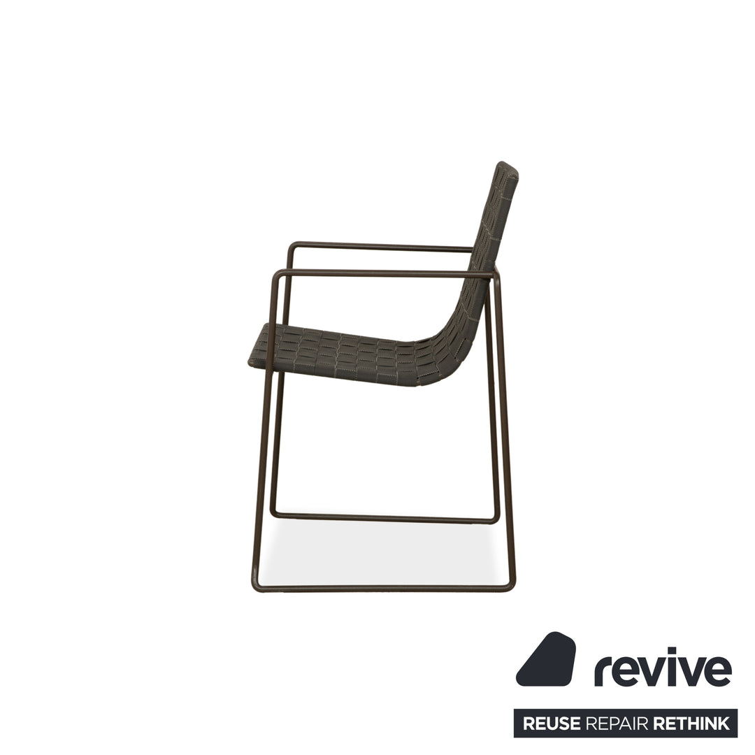 Ensemble de 4 chaises en métal Andreu World Trenza, brun anthracite, avec accoudoirs