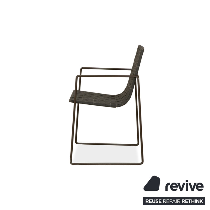 Ensemble de 4 chaises en métal Andreu World Trenza, brun anthracite, avec accoudoirs