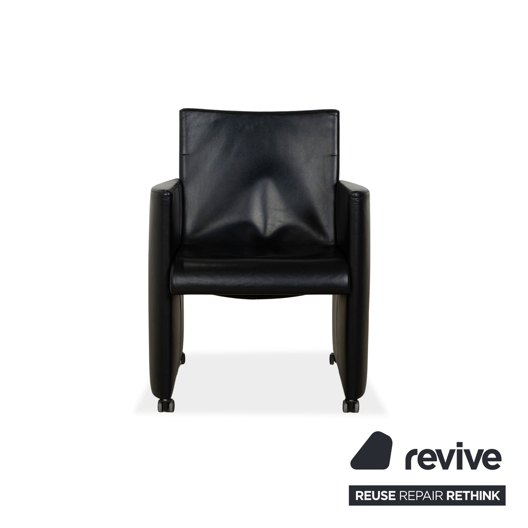 Lot de 4 chaises Artanova en cuir noir avec roulettes