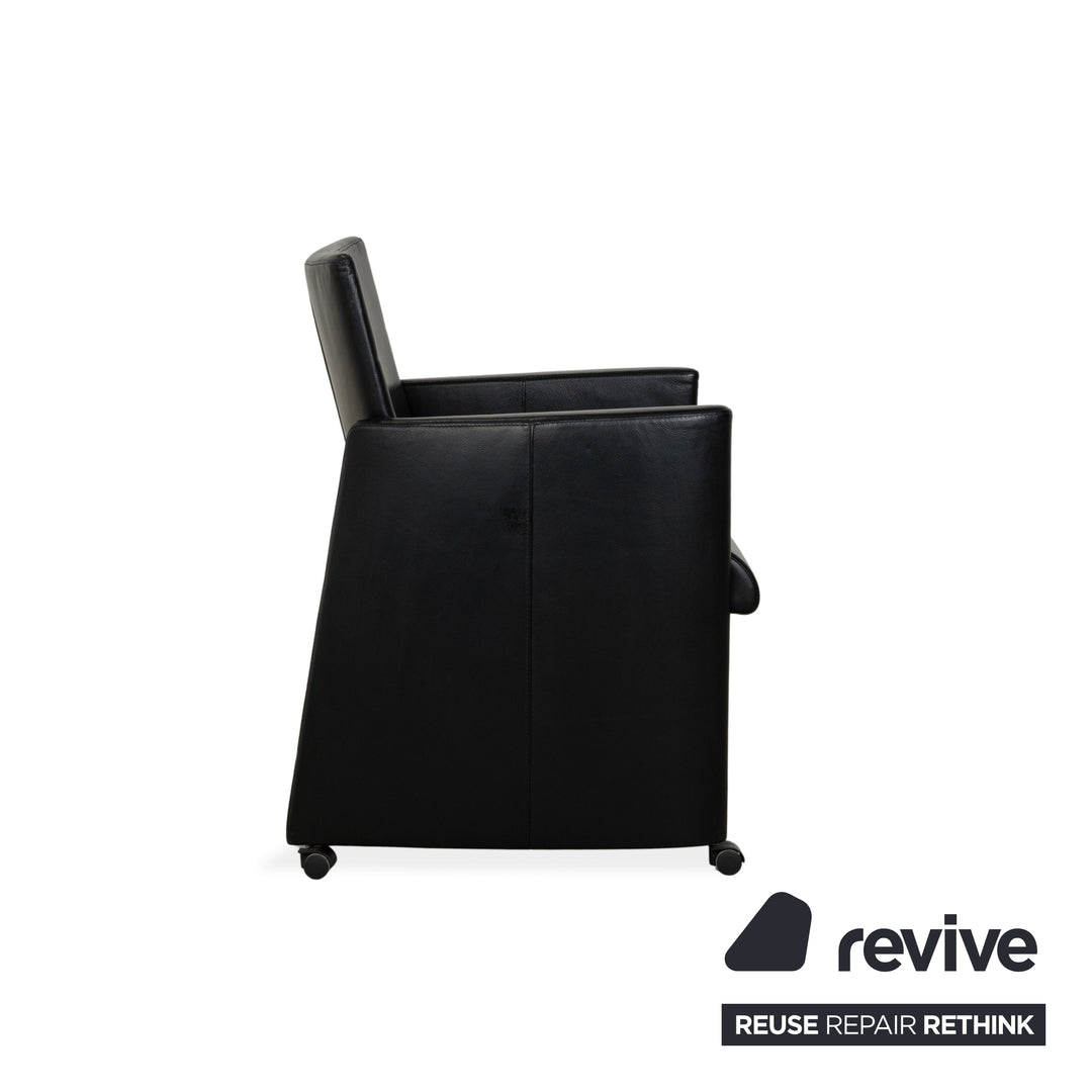 Lot de 4 chaises Artanova en cuir noir avec roulettes