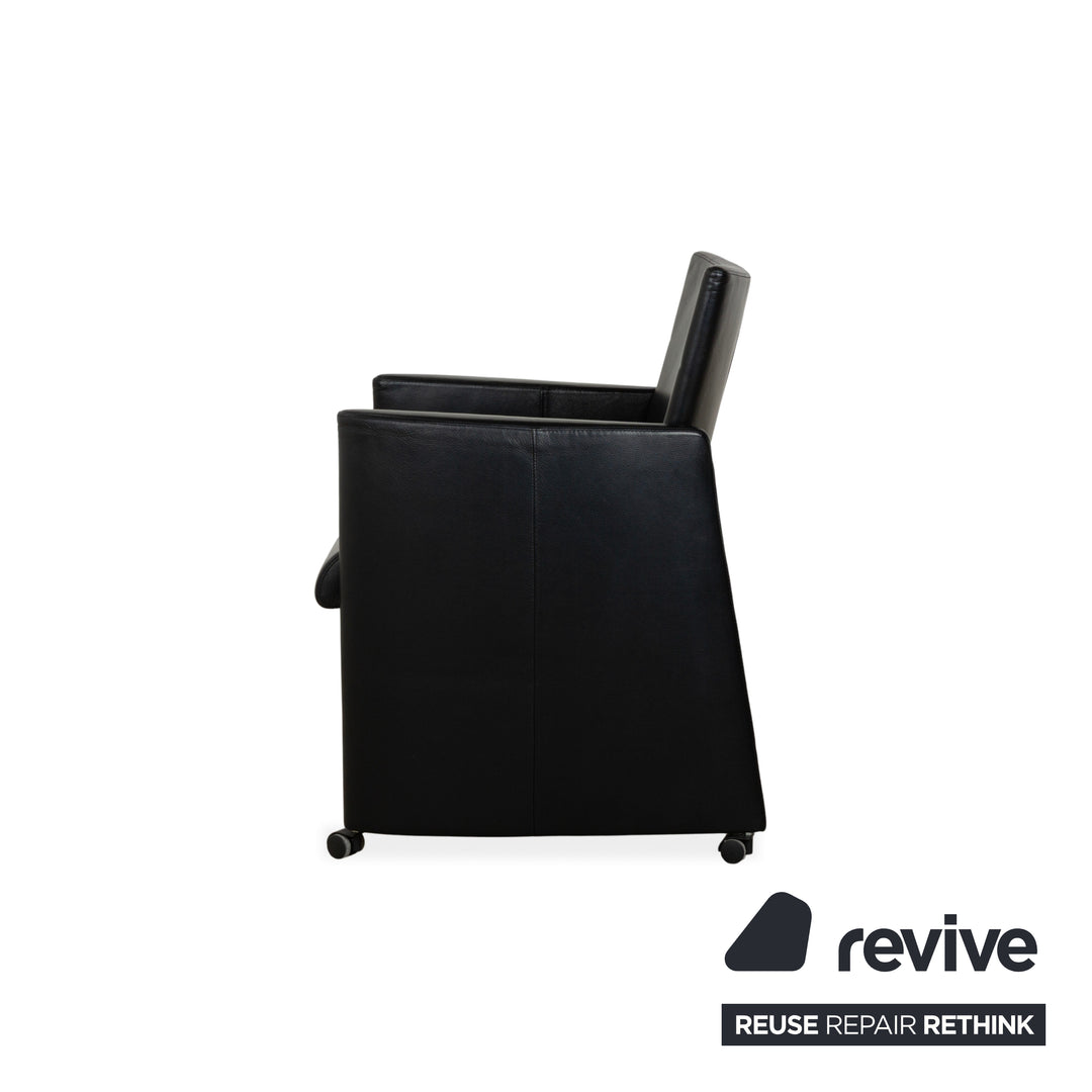 Lot de 4 chaises Artanova en cuir noir avec roulettes