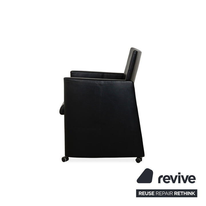 Lot de 4 chaises Artanova en cuir noir avec roulettes