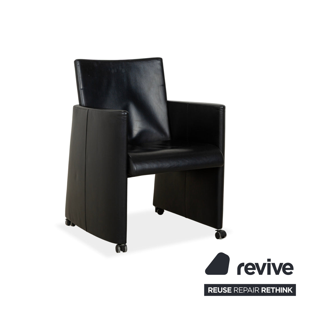 Lot de 4 chaises Artanova en cuir noir avec roulettes