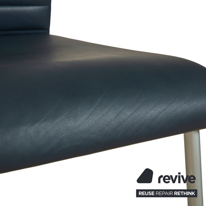 Ensemble de 4 chaises cantilever en cuir Ronald Schmitt, bleu et bleu marine