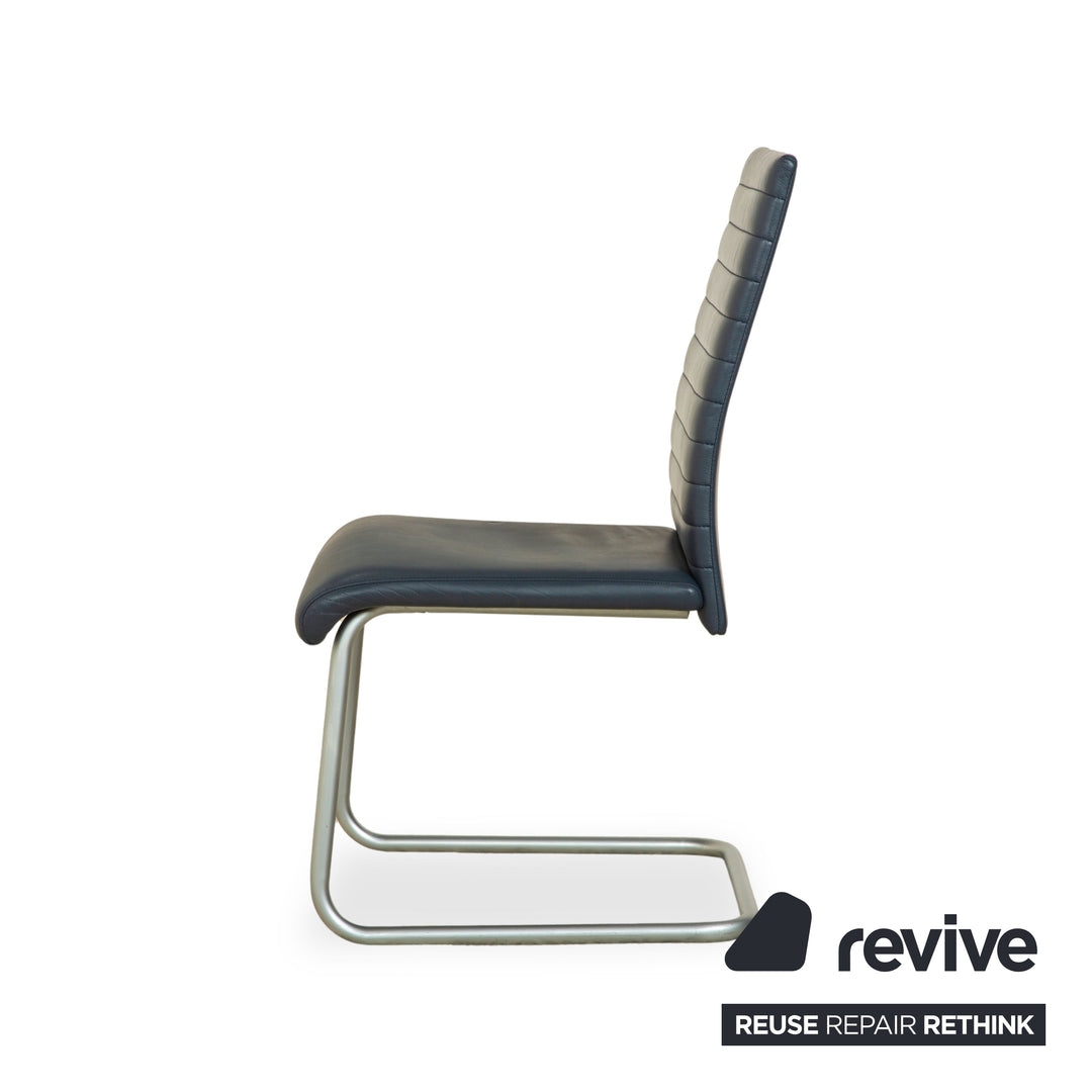 Ensemble de 4 chaises cantilever en cuir Ronald Schmitt, bleu et bleu marine