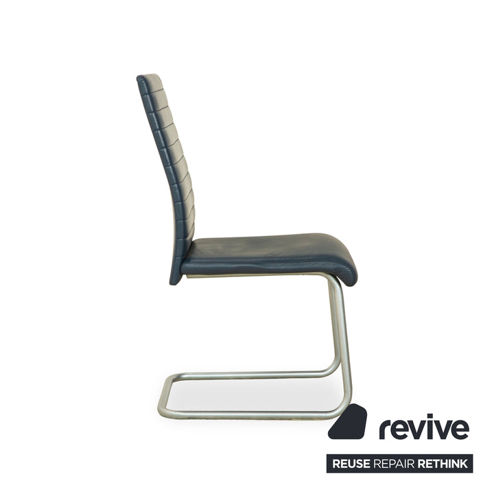 Ensemble de 4 chaises cantilever en cuir Ronald Schmitt, bleu et bleu marine