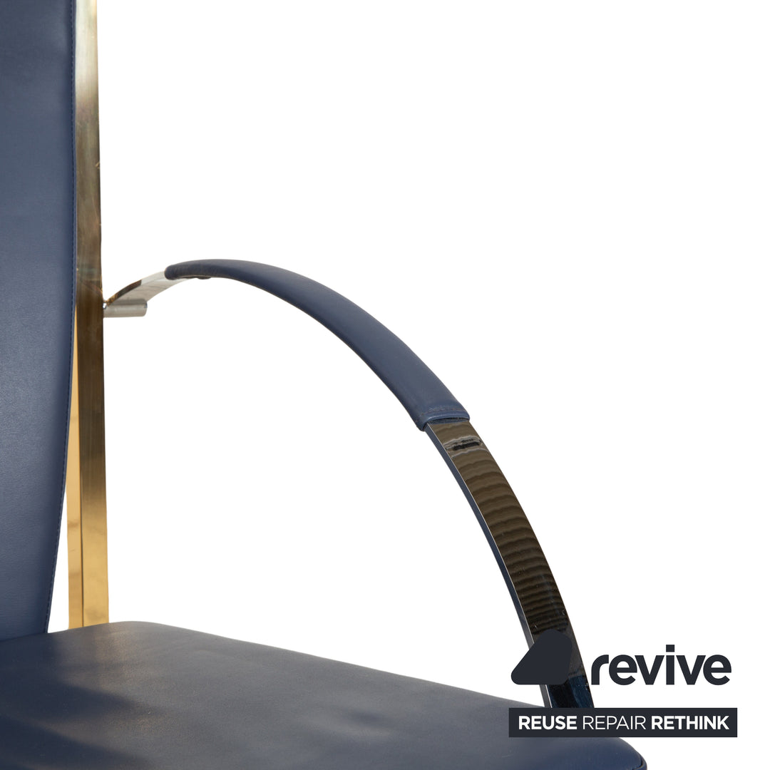 Lot de 4 chaises Ronald Schmitt en cuir bleu métal doré