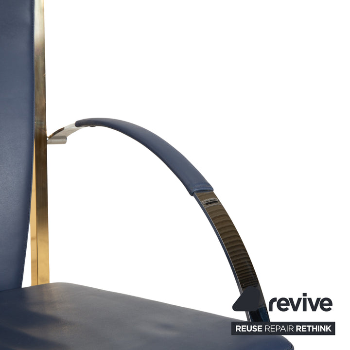 Lot de 4 chaises Ronald Schmitt en cuir bleu métal doré