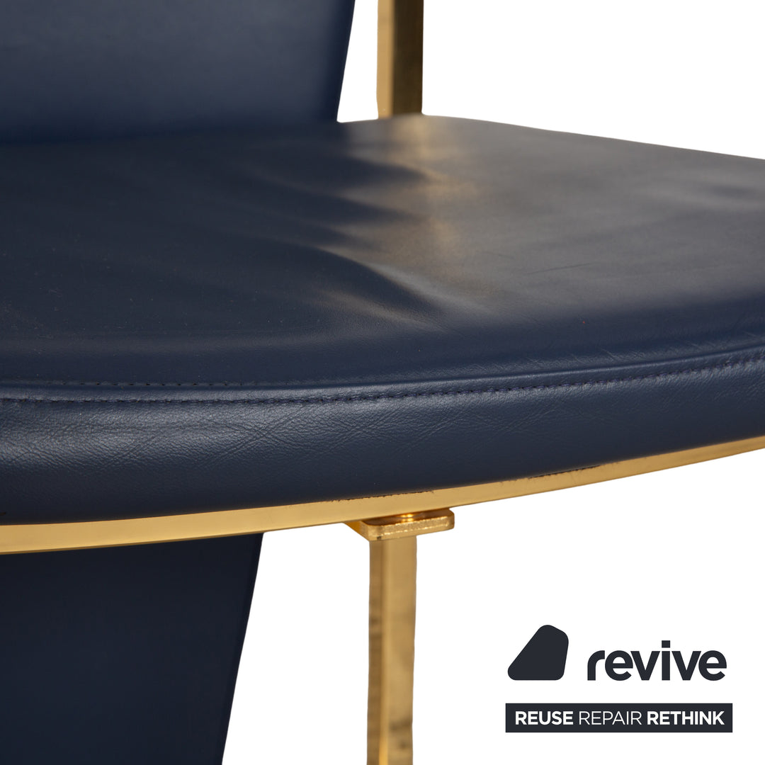 Lot de 4 chaises Ronald Schmitt en cuir bleu métal doré