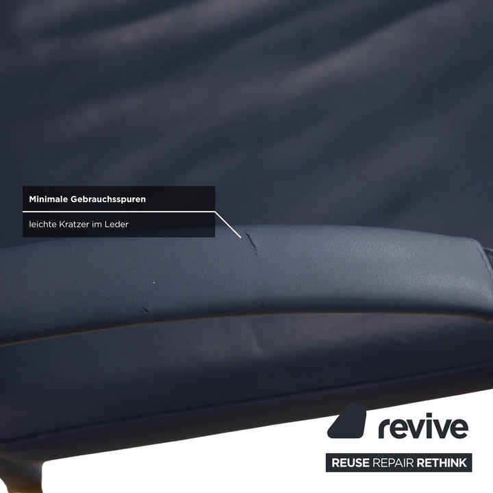 Lot de 4 chaises Ronald Schmitt en cuir bleu métal doré