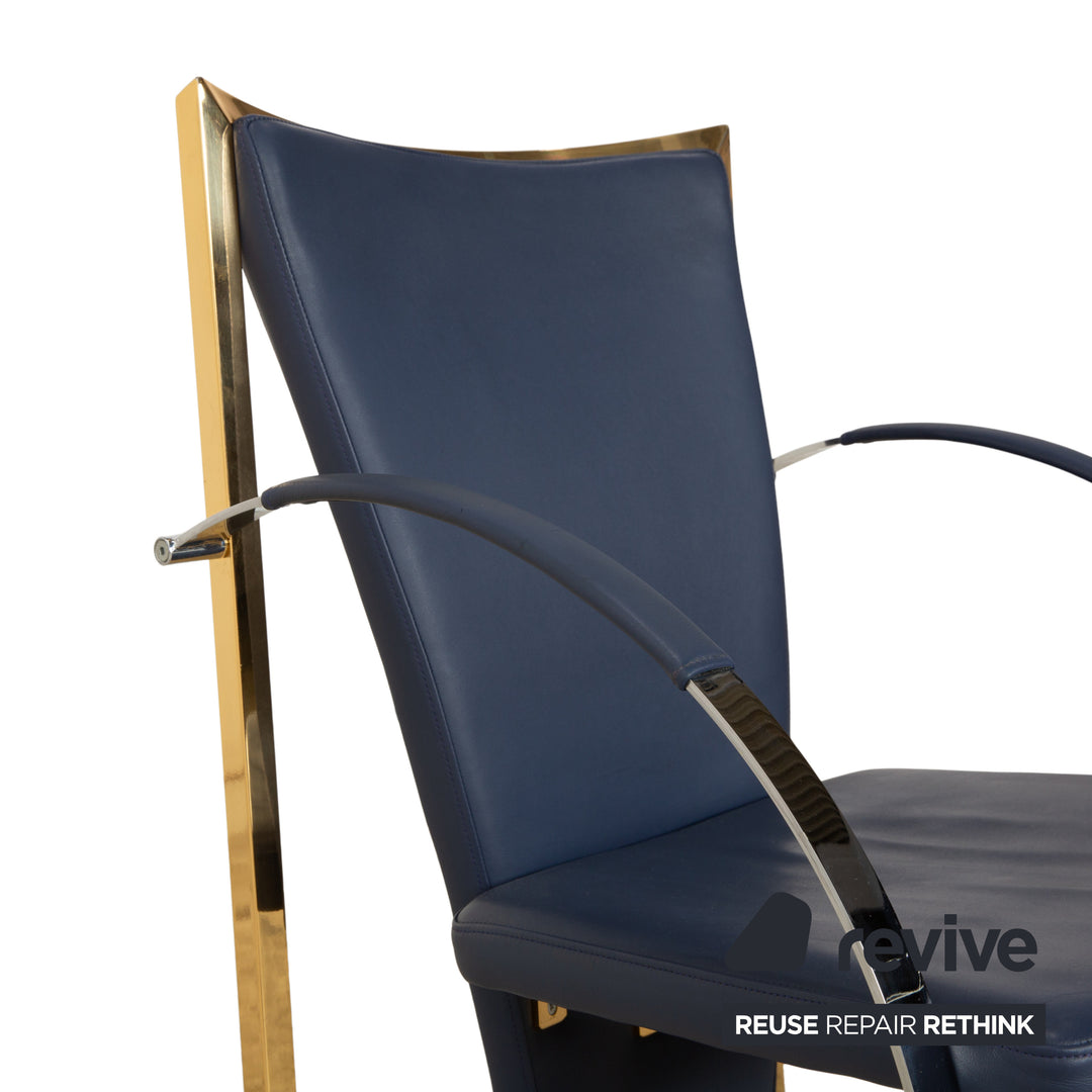 Lot de 4 chaises Ronald Schmitt en cuir bleu métal doré