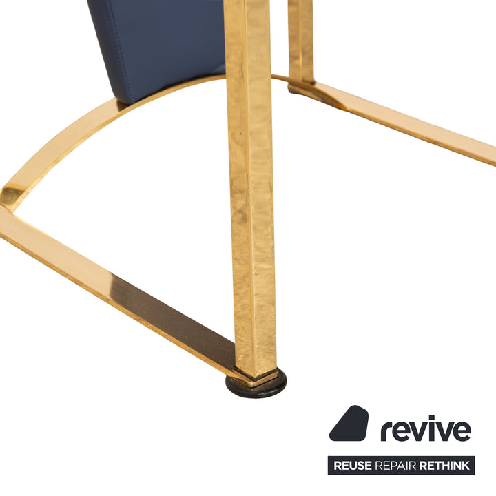 Lot de 4 chaises Ronald Schmitt en cuir bleu métal doré
