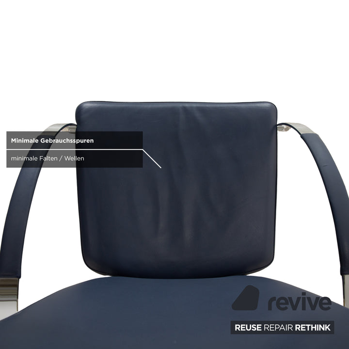 Lot de 4 chaises Ronald Schmitt en cuir bleu métal doré