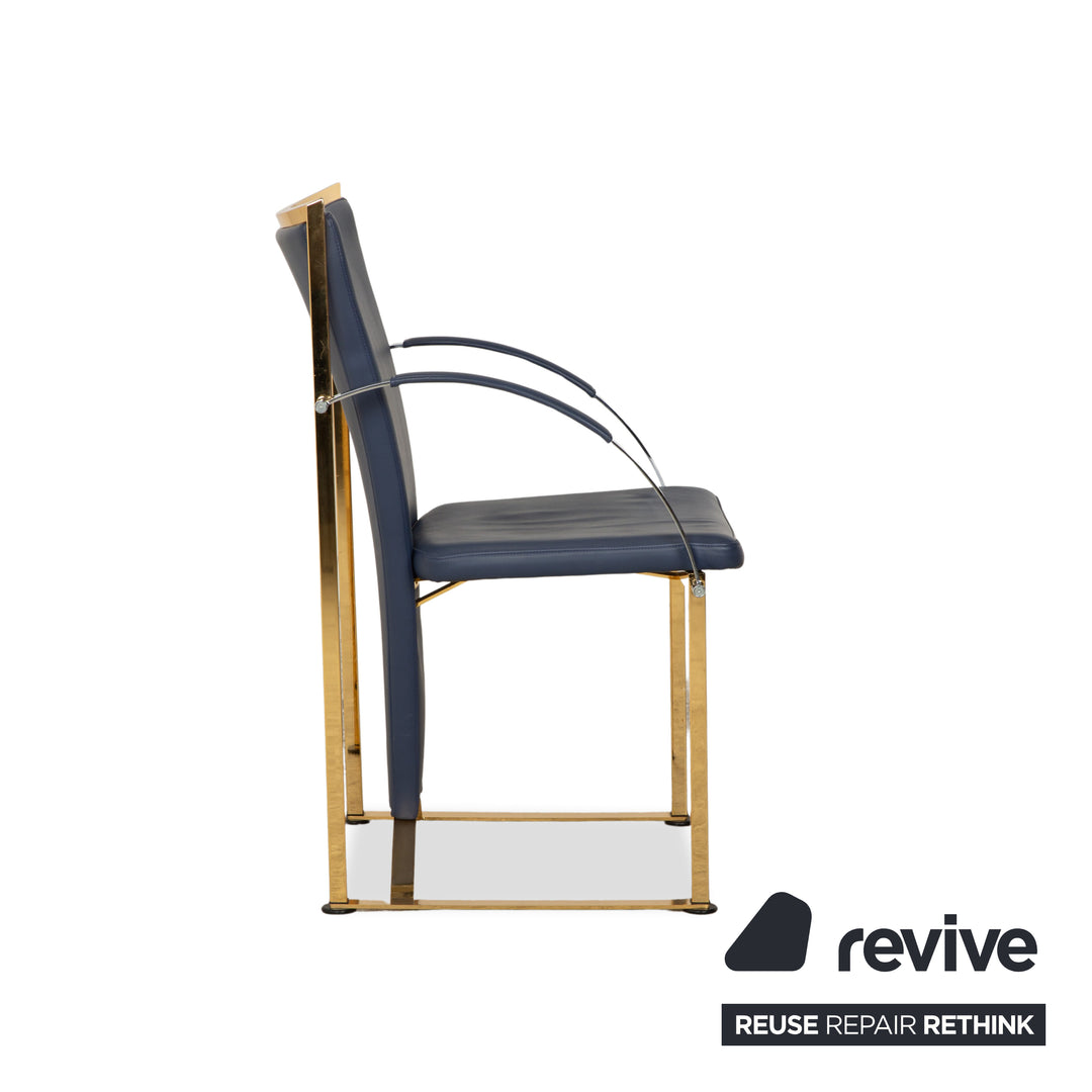 Lot de 4 chaises Ronald Schmitt en cuir bleu métal doré