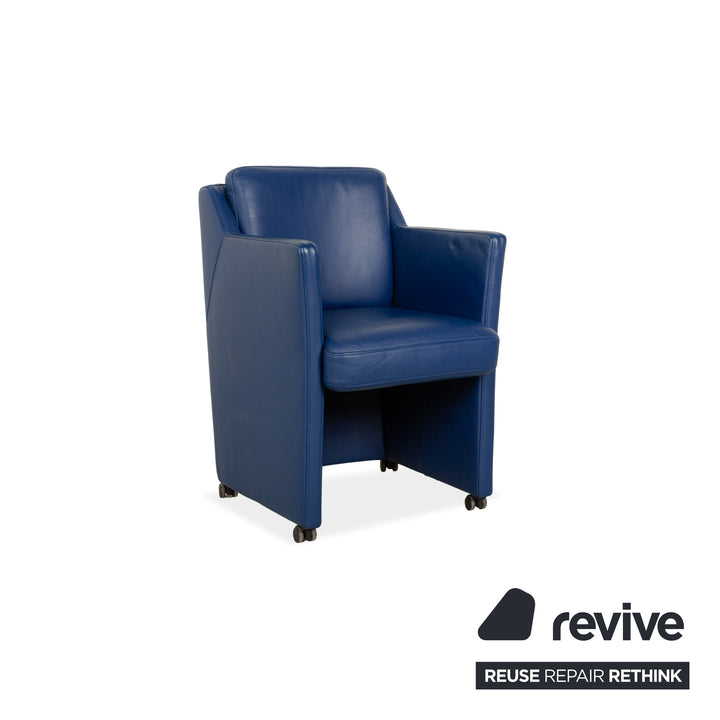 Ensemble de 4 fauteuils en cuir Rolf Benz avec roulettes bleues
