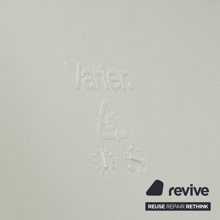 Lot de 4 chaises pivotantes Varier Social Turn Winter White en plastique blanc par Snøhetta