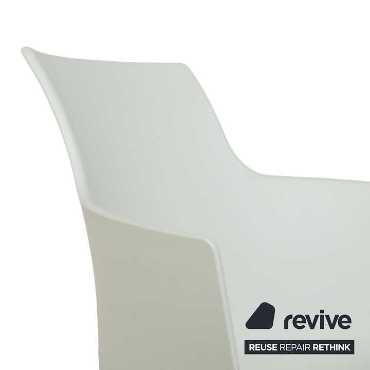 Lot de 4 chaises pivotantes Varier Social Turn Winter White en plastique blanc par Snøhetta