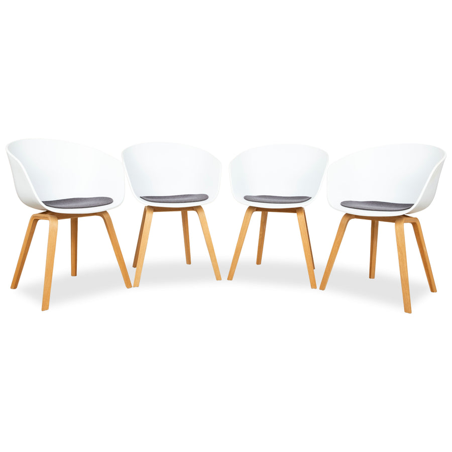 Juego de 4 sillas HAY About A Chair AAC 22 de plástico, blancas y marrones, con patas de madera