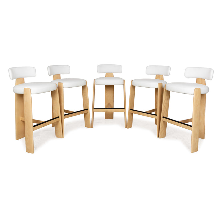 Ensemble de chaises 5 places Andreu World Oru en cuir et bois, tabouret blanc et marron, tabouret de bar