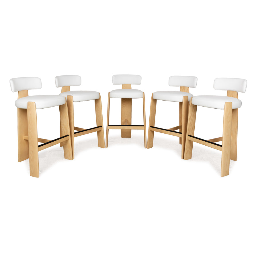 Conjunto de 5 sillas Andreu World Oru en cuero y madera blanca marrón, taburete y taburete de bar
