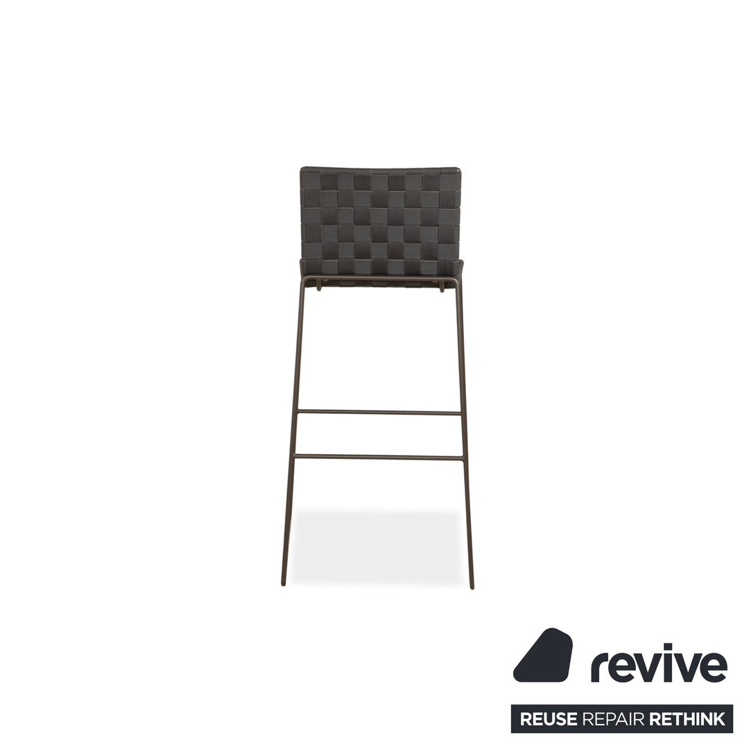 Tabouret en métal Andreu World Trenza, gris foncé, anthracite, osier marron