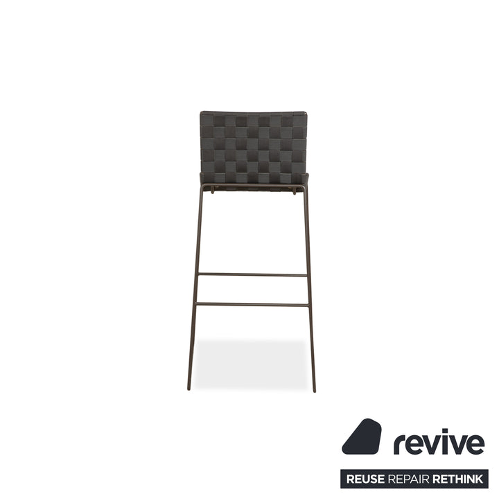 Tabouret en métal Andreu World Trenza, gris foncé, anthracite, osier marron