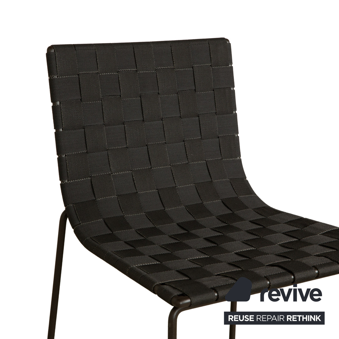 Tabouret en métal Andreu World Trenza, gris foncé, anthracite, osier marron