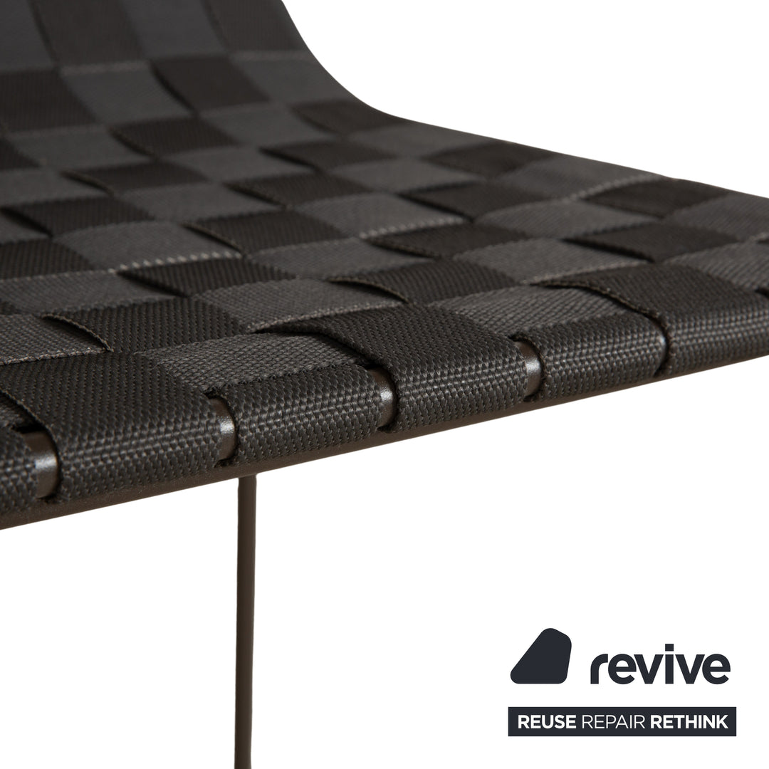 Tabouret en métal Andreu World Trenza, gris foncé, anthracite, osier marron