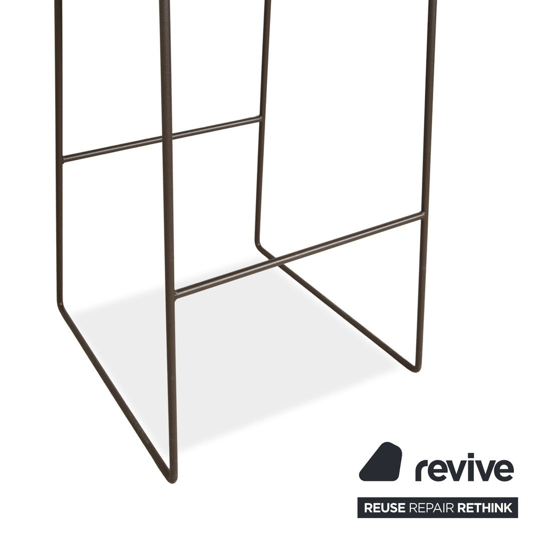 Tabouret en métal Andreu World Trenza, gris foncé, anthracite, osier marron