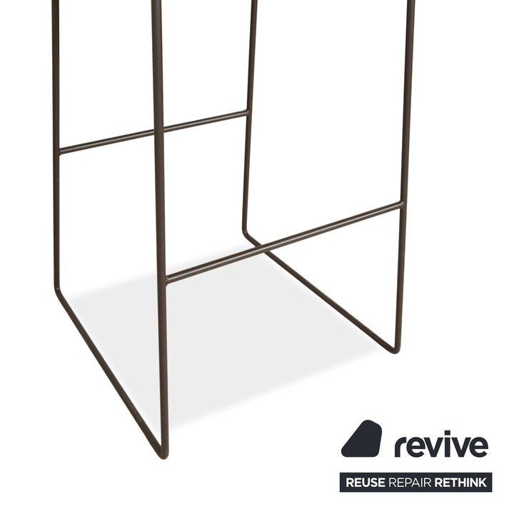 Tabouret en métal Andreu World Trenza, gris foncé, anthracite, osier marron