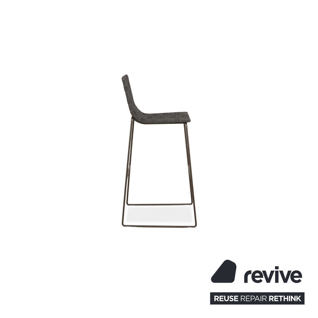 Tabouret Andreu World Trenza en métal gris foncé anthracite et osier marron