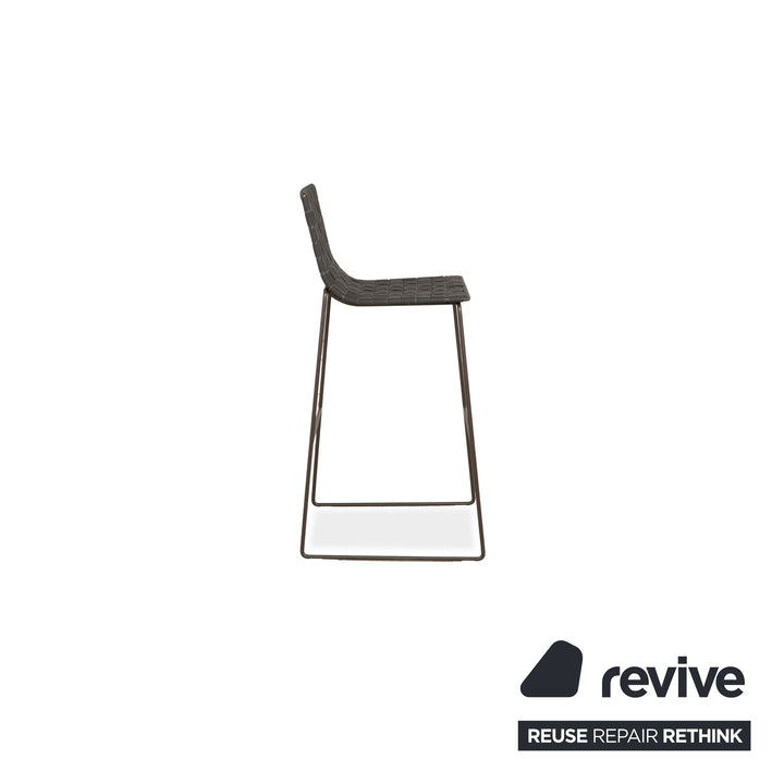 Tabouret Andreu World Trenza en métal gris foncé anthracite et osier marron